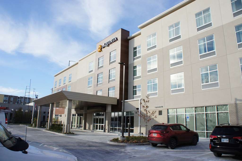 La Quinta Inn & Suites By Wyndham Kansas City Beacon Hill Dış mekan fotoğraf